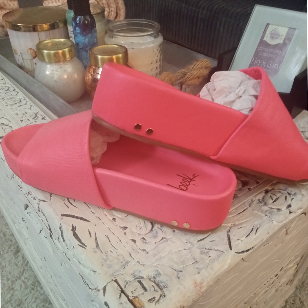 🆕⭐Hard to find color BEEK neon pink leather slides - Picture 12 of 16